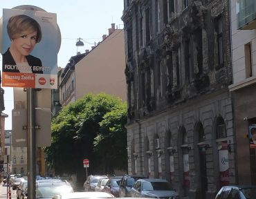 Tízezer forintos utalványokat osztogat az időseknek a terézvárosi fideszes polgármester, de közben titkolja, hogy fideszes