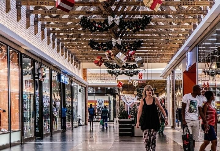 Centri commerciali, salta riapertura nei weekend/ Ira Salvini "Schiaffo al buonsenso"