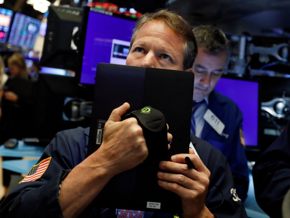 Wall Street baja y acumula dos semanas de retrocesos