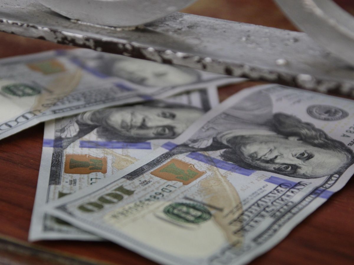 El dólar cierra con ligera caída, en 19.51 pesos