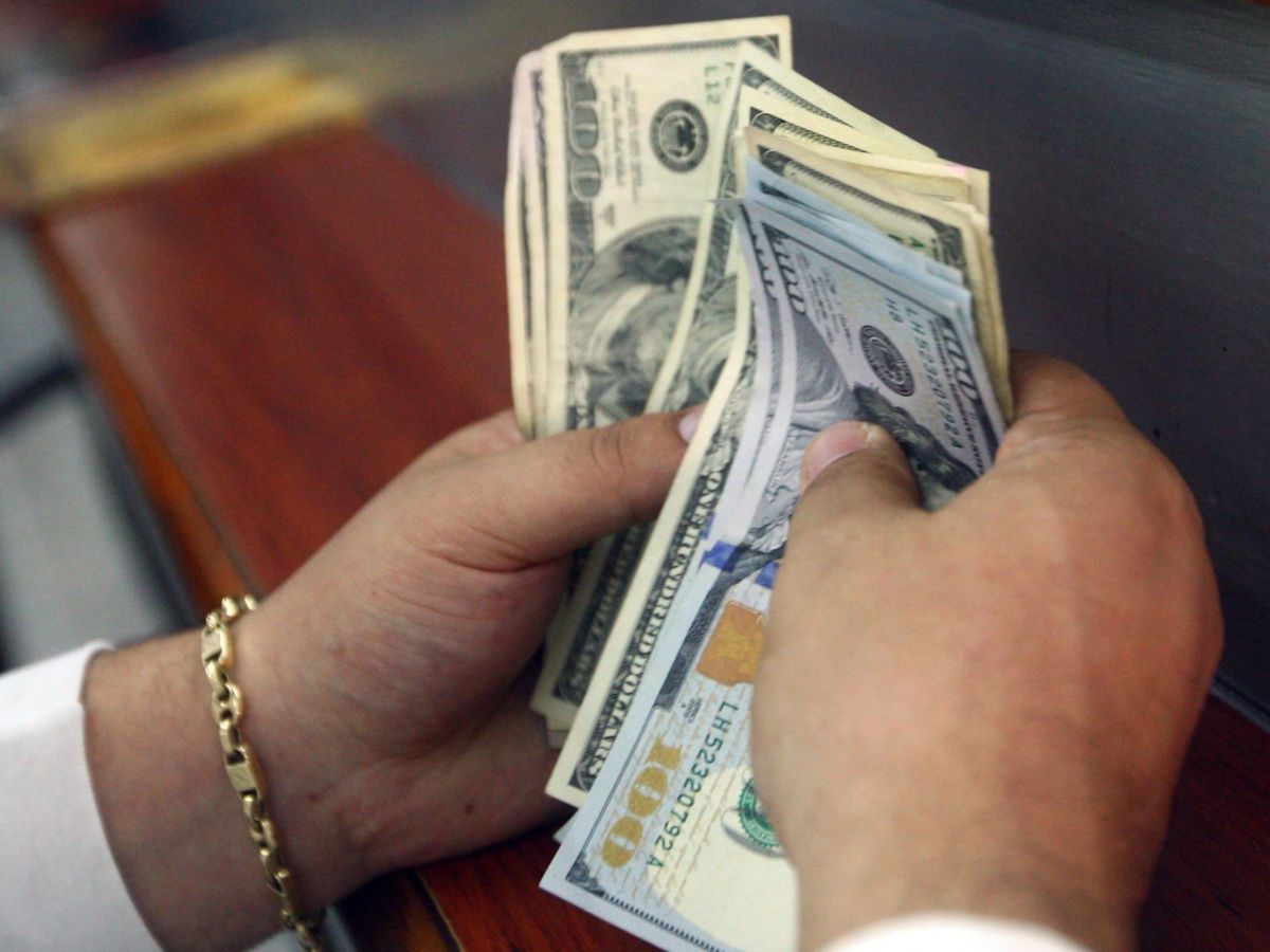 El dólar retrocede, se vende en 19.44 pesos en bancos