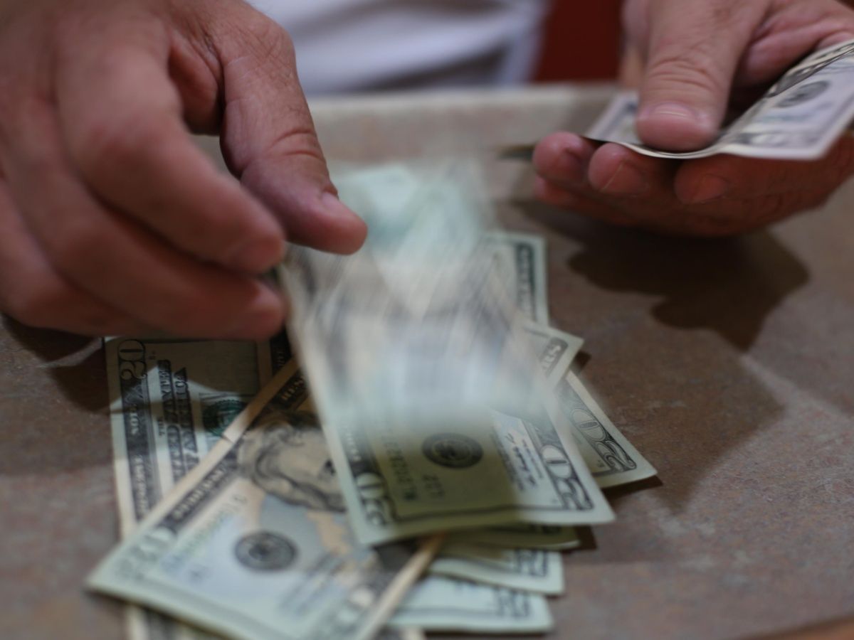 El dólar se recupera y cierra en 19.37 pesos a la venta