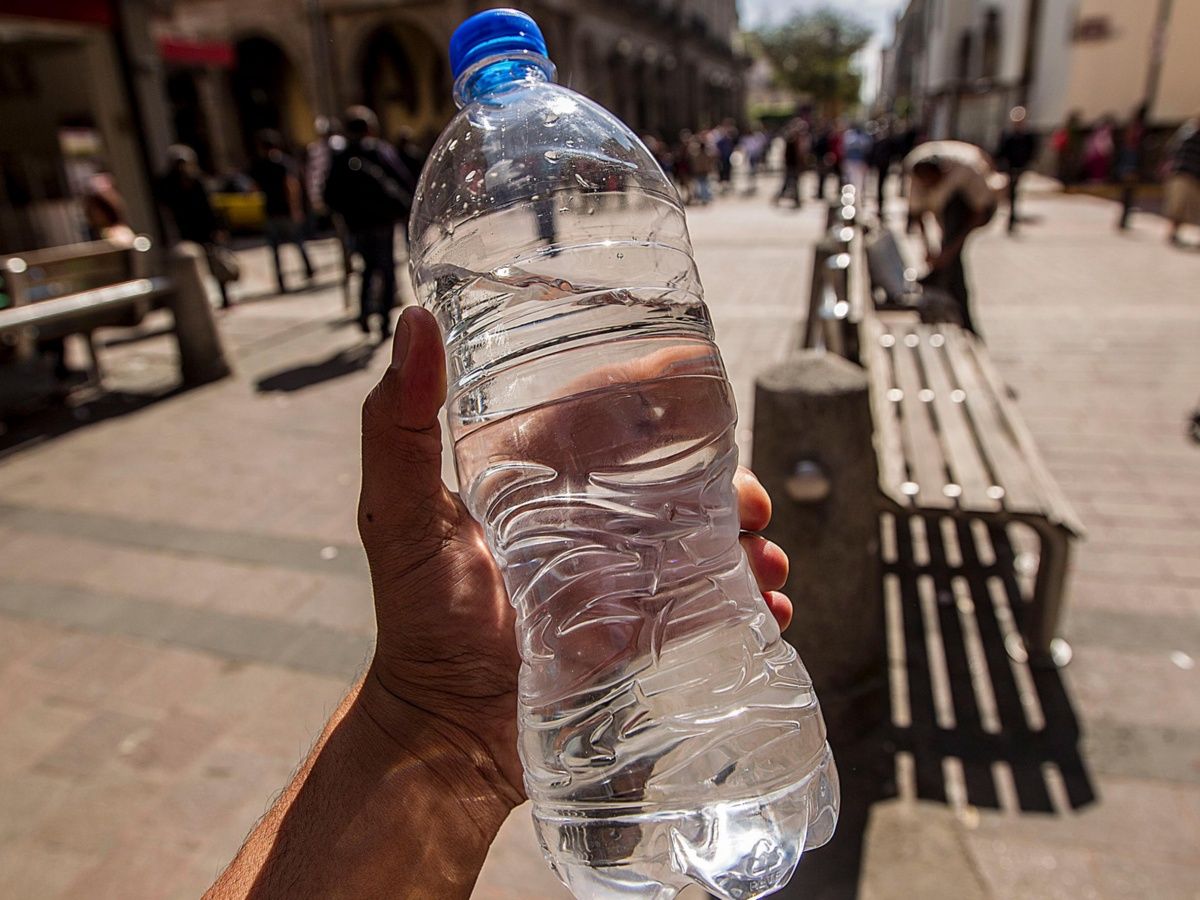 Mexicanos gastan 45 mil MDP en agua embotellada al año: UNAM