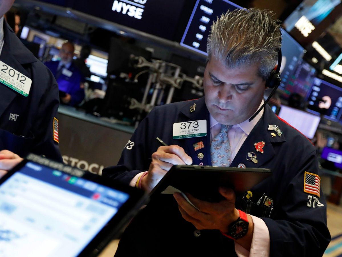 Wall Street abre con bajas, atenta a resultados empresariales