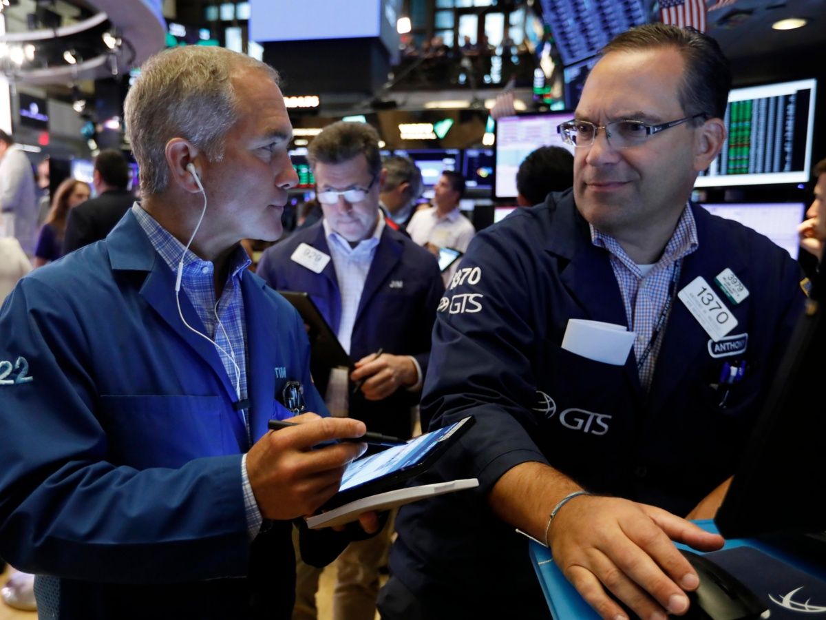 Wall Street opera con pérdidas moderadas