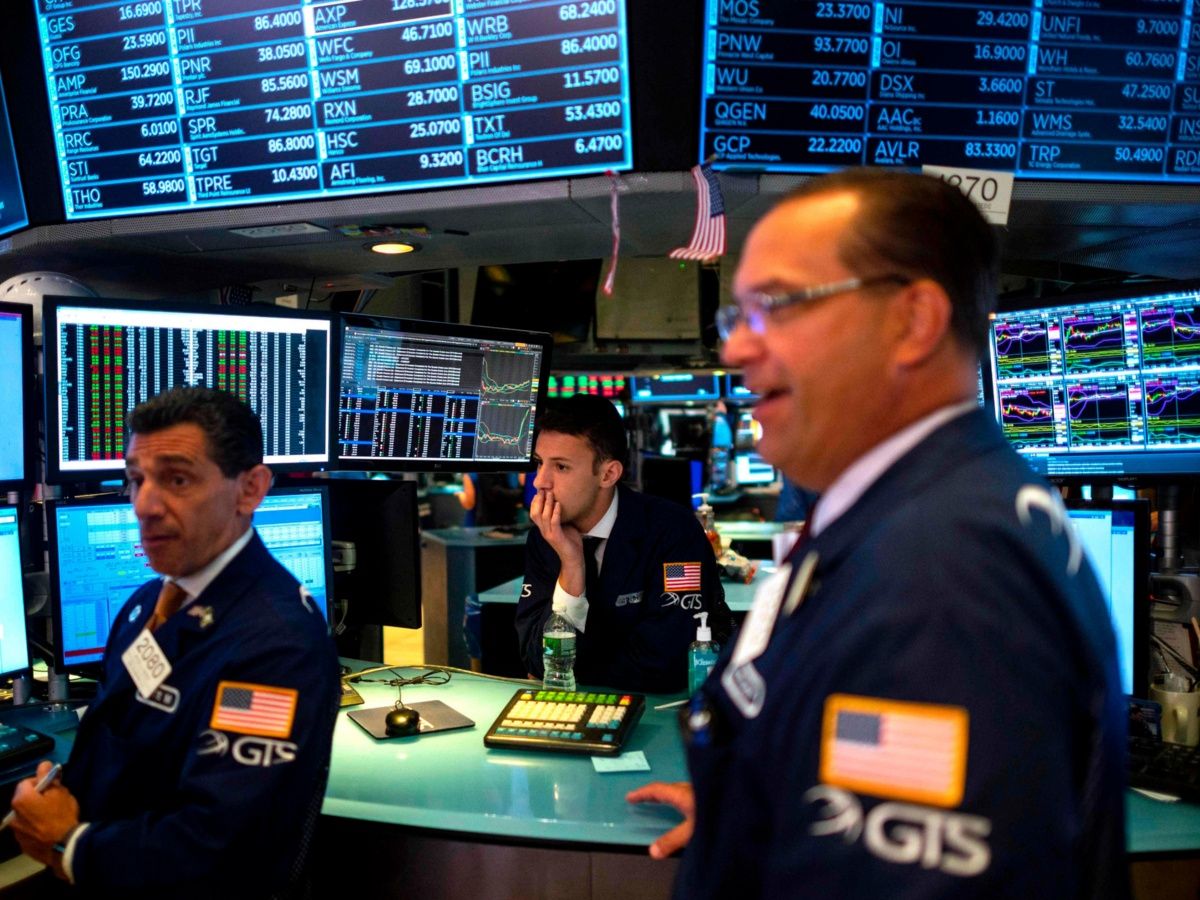 Wall Street rompe racha de cinco días al alza