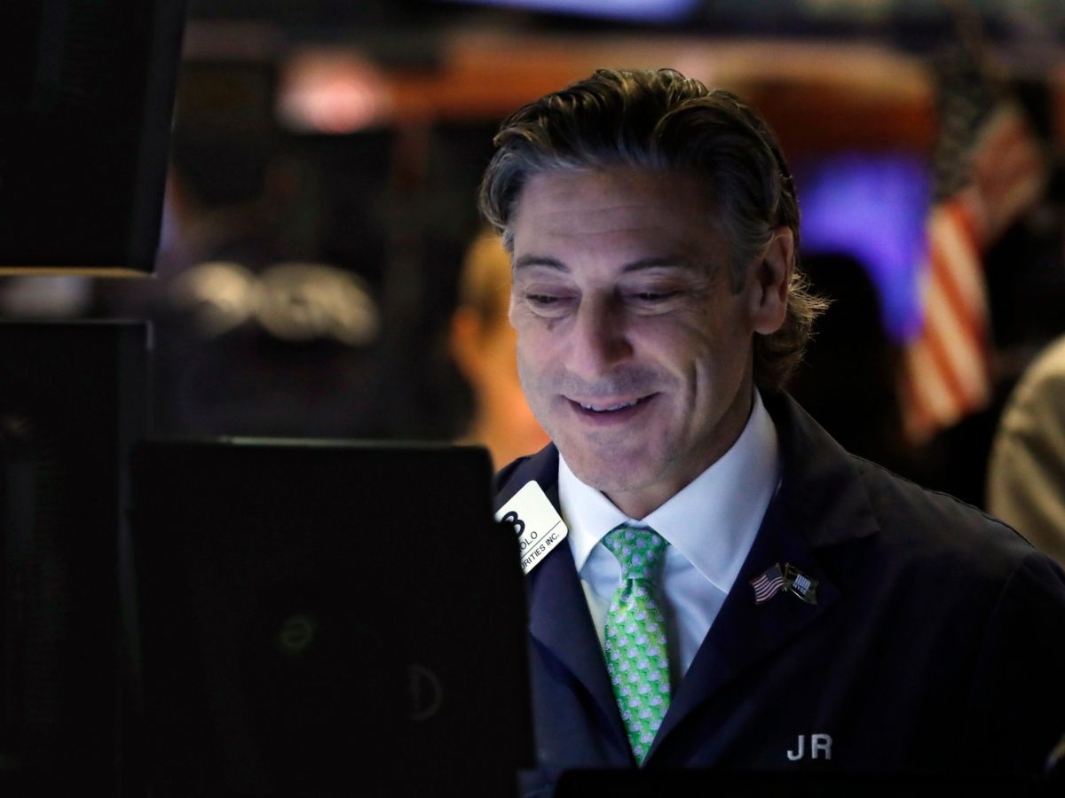 Bolsa de NY abre con leves perdidas atenta a minutas de la Fed