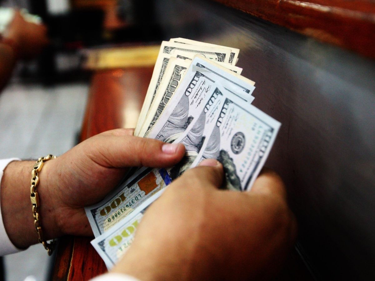 Dólar cierra con descenso, se vende en 20.11 pesos en bancos