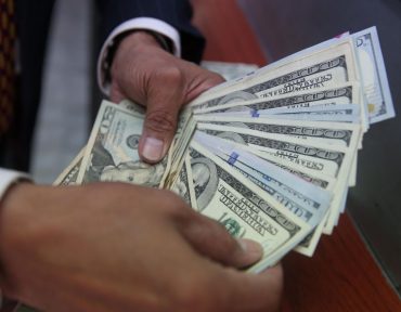 Dólar desciende, cierra a la venta en 20.05 pesos