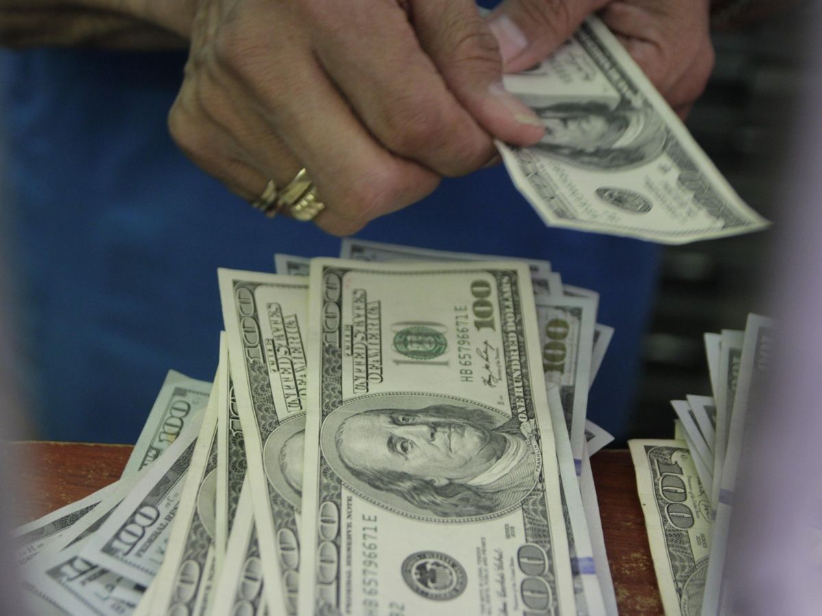 Dólar inicia jornada con avance, se vende en 19.55 pesos en bancos