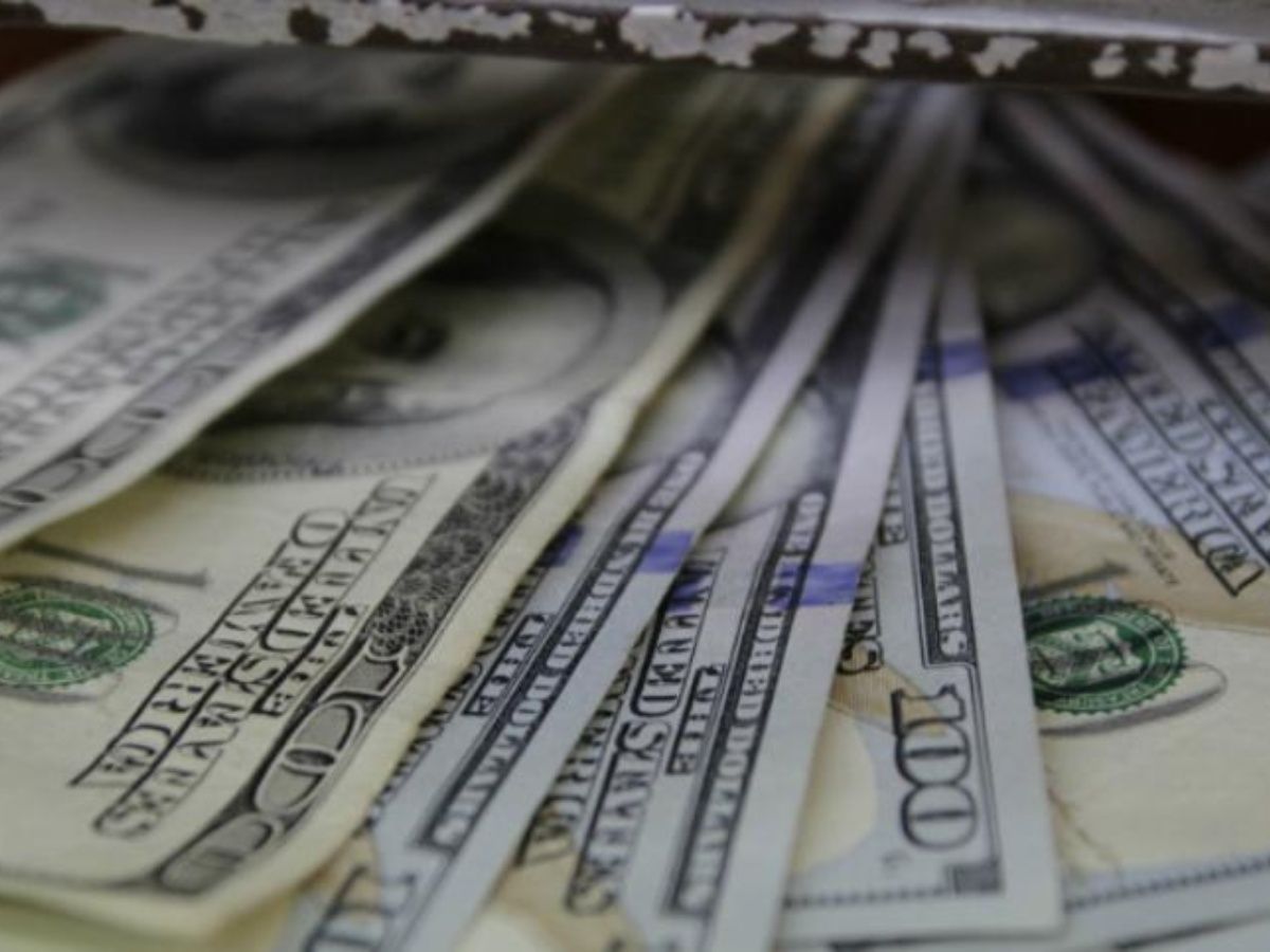 Dólar retrocede, se vende en 19.97 pesos en bancos