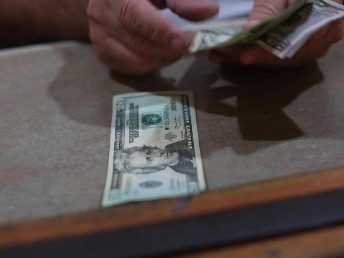 El dólar cierra hasta en 20.44 pesos a la venta en bancos