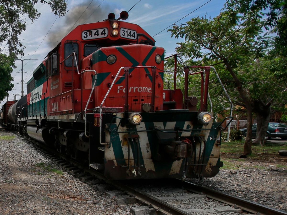 Hacienda analiza reducir el IEPS al diésel