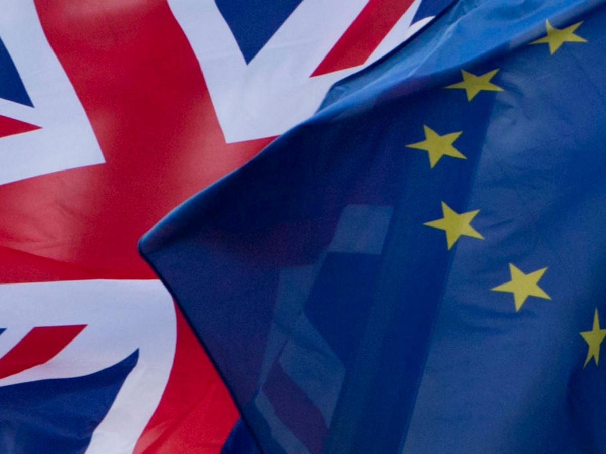 La libra cae de nuevo por amenaza de un "Brexit" sin acuerdo