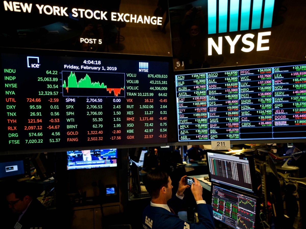 Wall Street baja; inversionistas recurren a los bonos