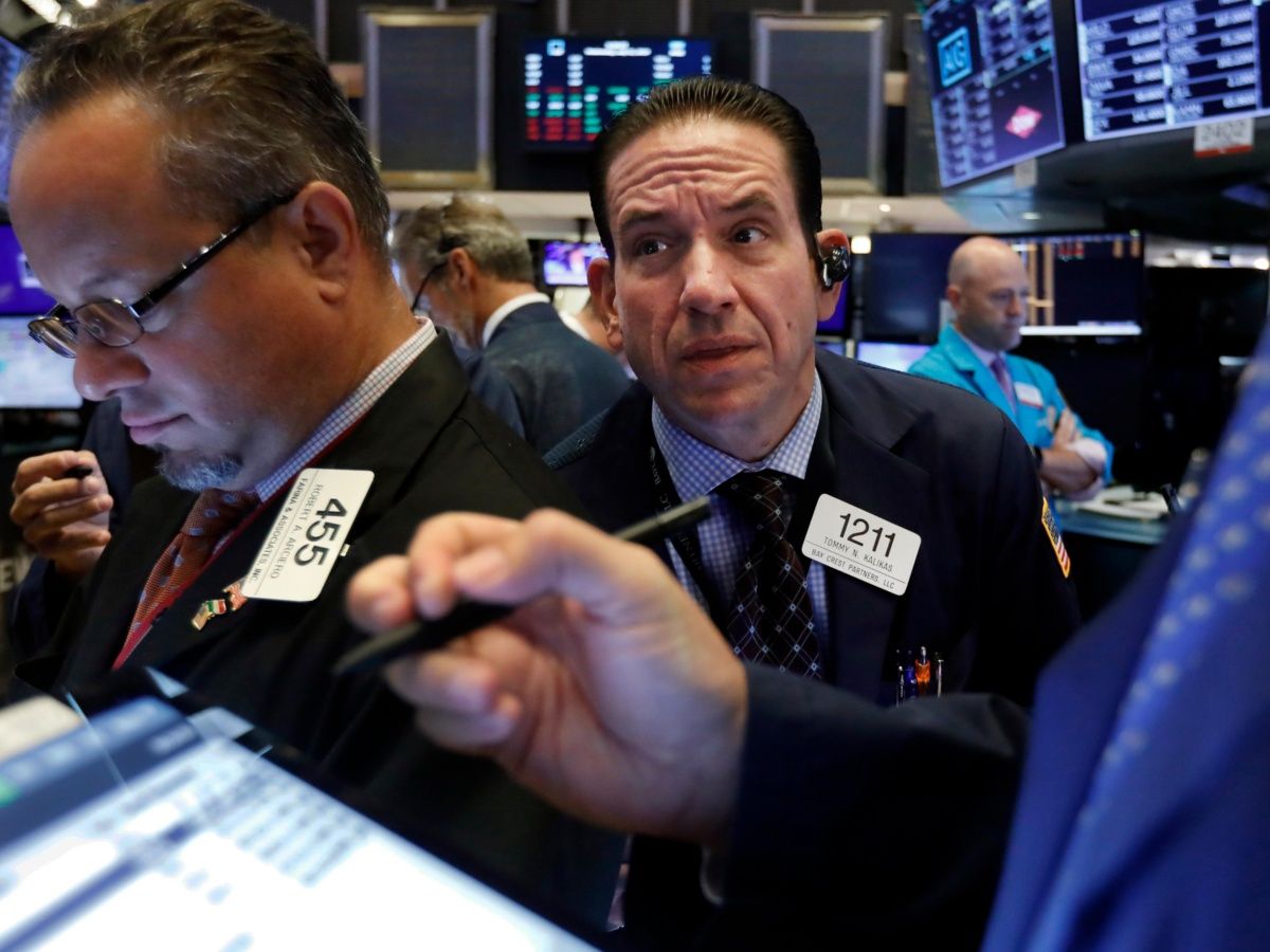 Wall Street baja por mezcladas señales de la Fed
