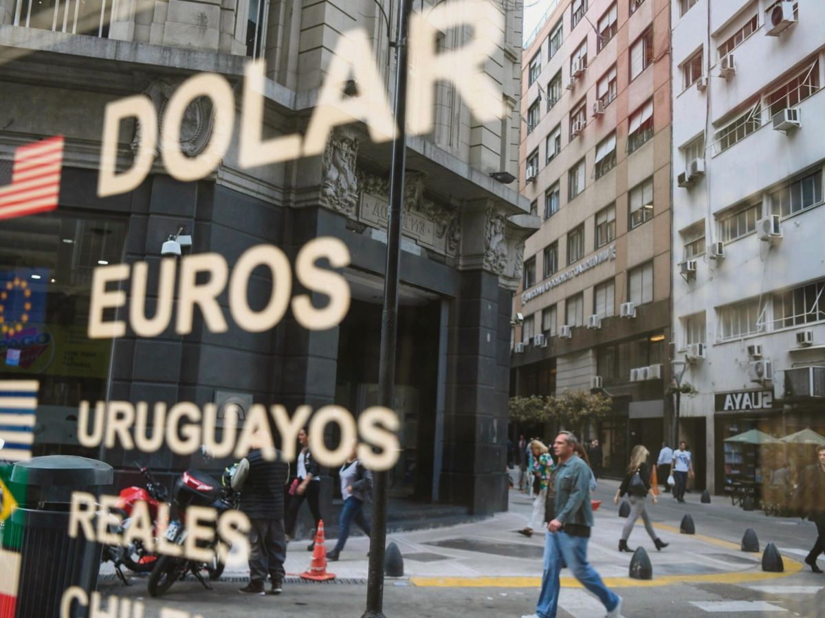 Argentina limita la compra de dólares 