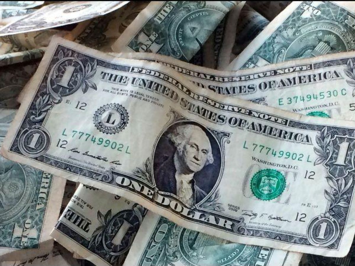 Dólar, a la venta en 19.72 pesos en bancos