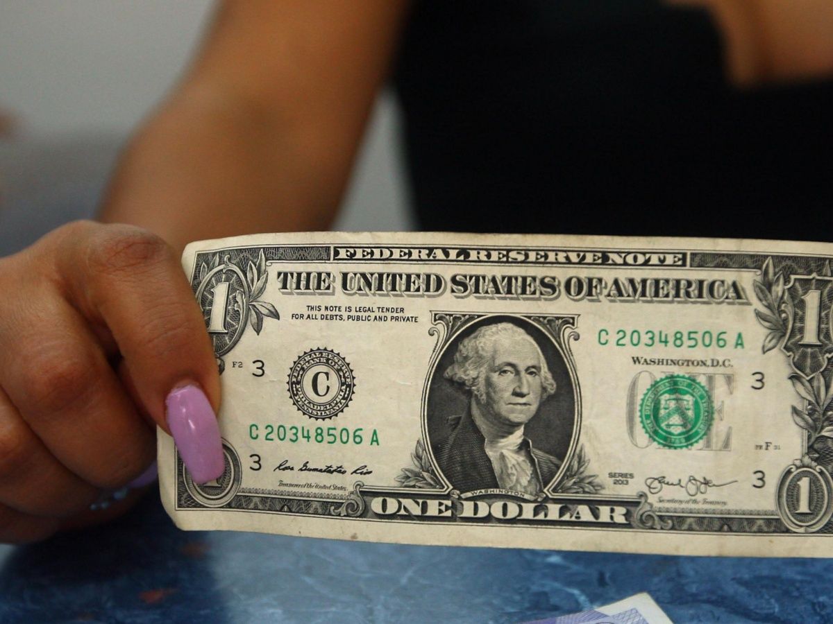 Dólar abre con marginal descenso, se vende en $19.74 en bancos