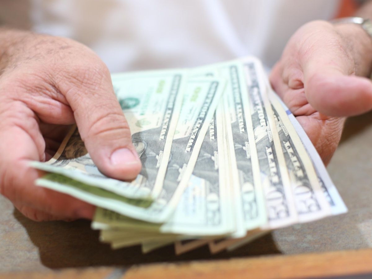 El dólar cierra jornada con retroceso, se vende en 19.89 pesos