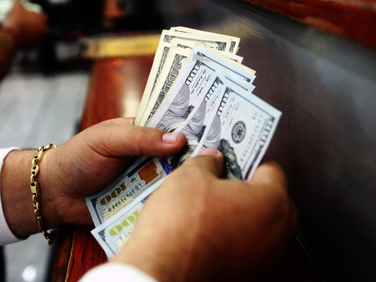 El dólar registra ligero descenso, se vende en 19.74 pesos