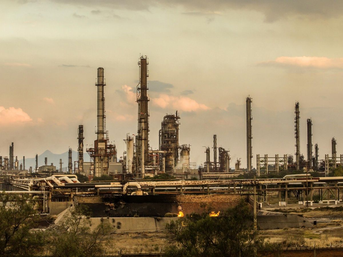 Precio del petróleo está protegido en México, dice AMLO tras ataque en Arabia