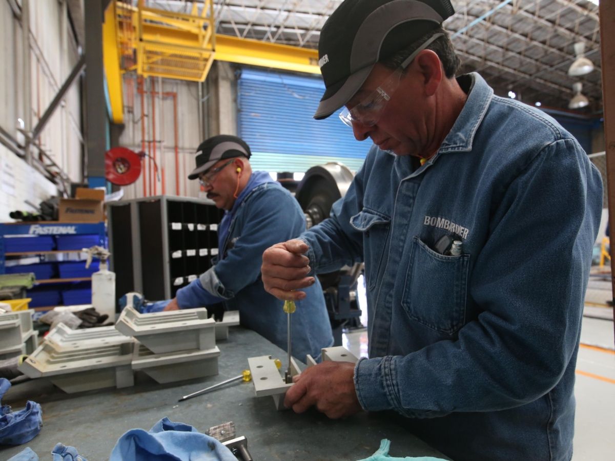 Reportan débil recuperación del empleo manufacturero en julio