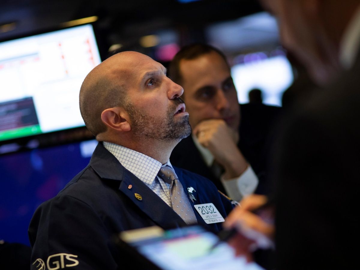 Wall Street abre con bajas, atenta a decisión de la Fed