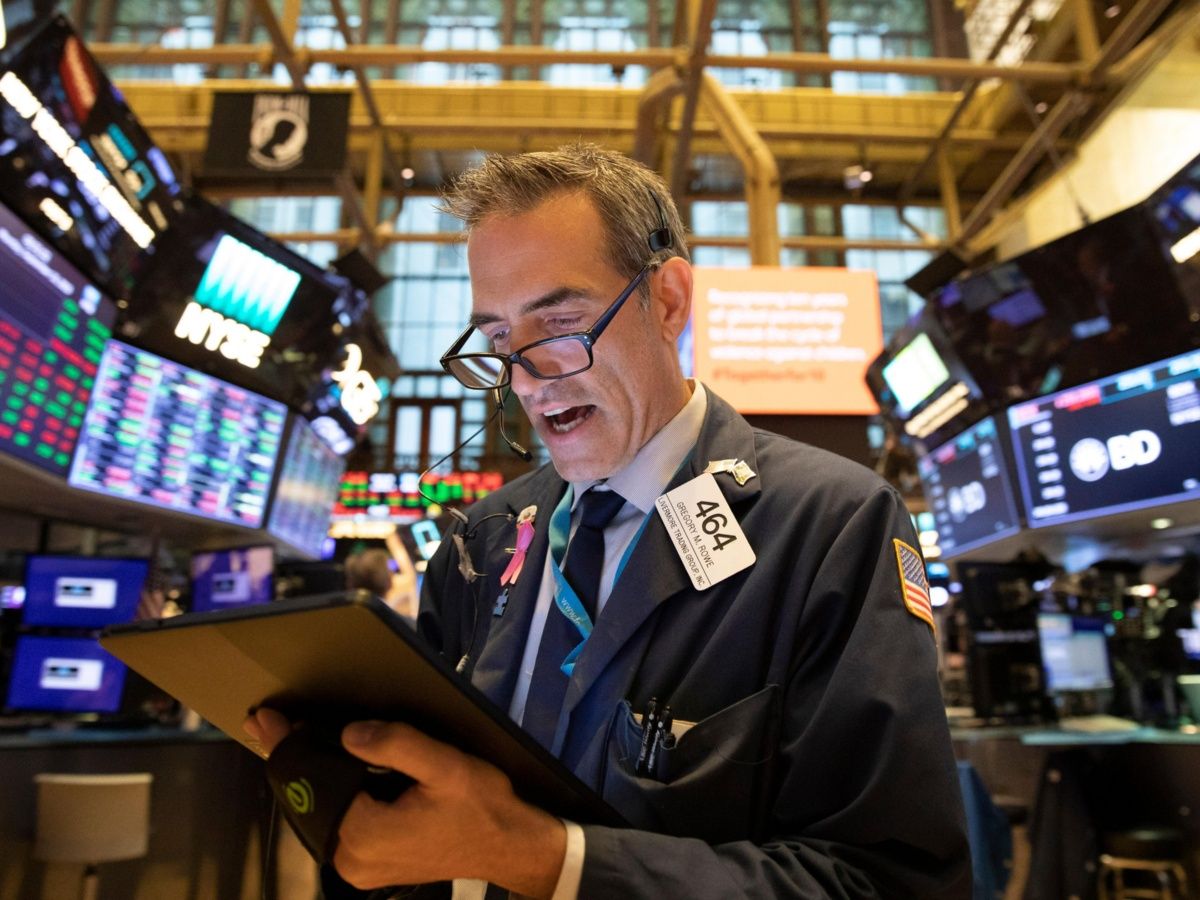 Wall Street baja, derribada por precios del petróleo