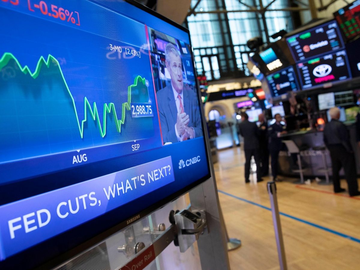 Wall Street cierra con leve alza tras recorte de la Fed