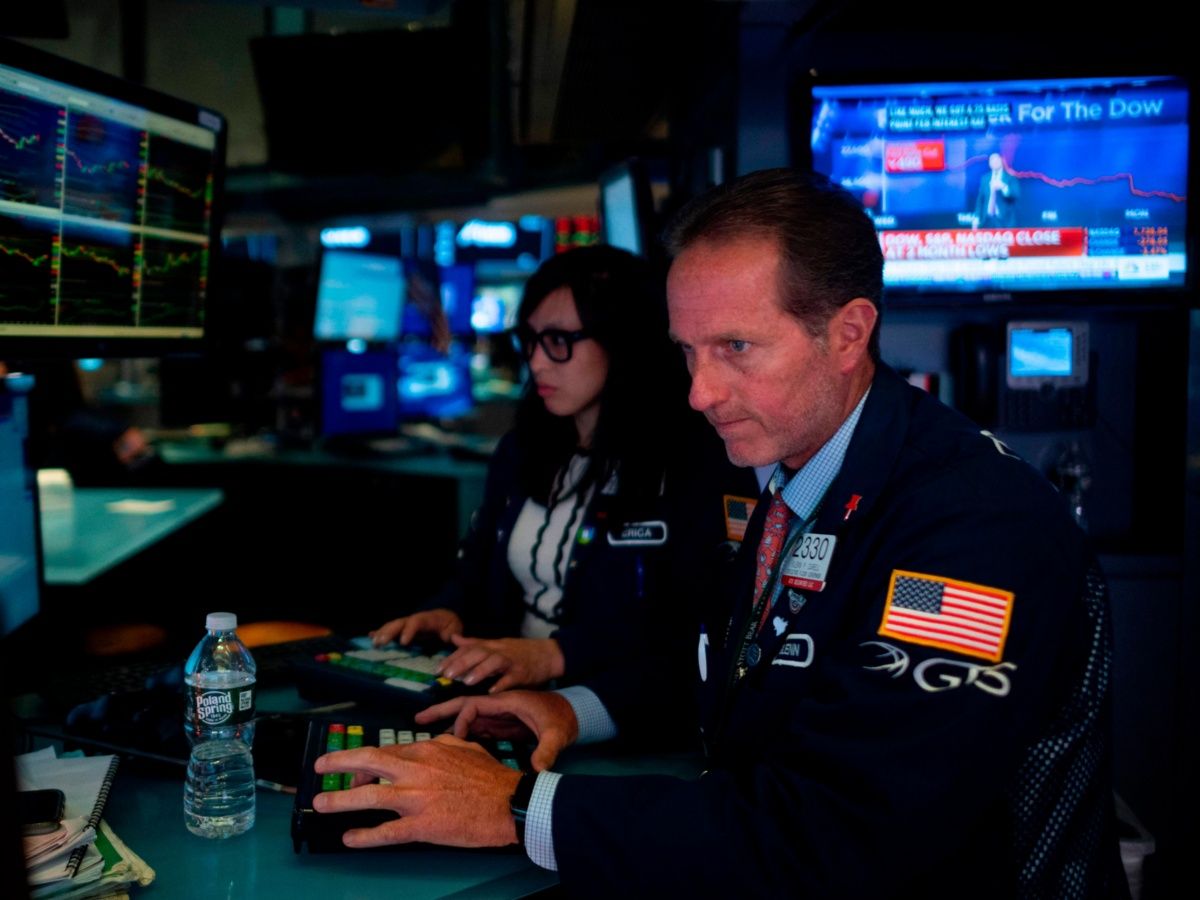 Wall Street inicia operaciones con números rojos