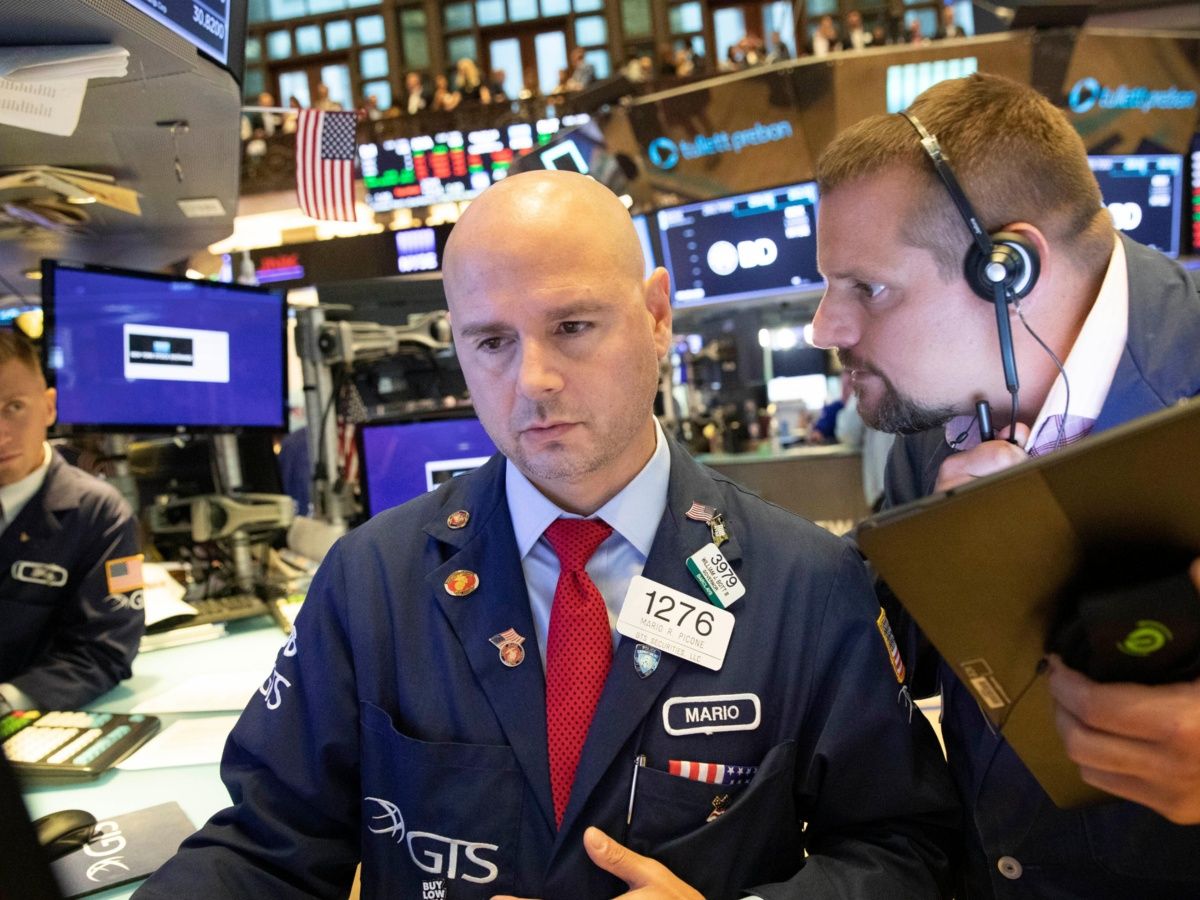Wall Street opera en rojo por crudo y General Motors