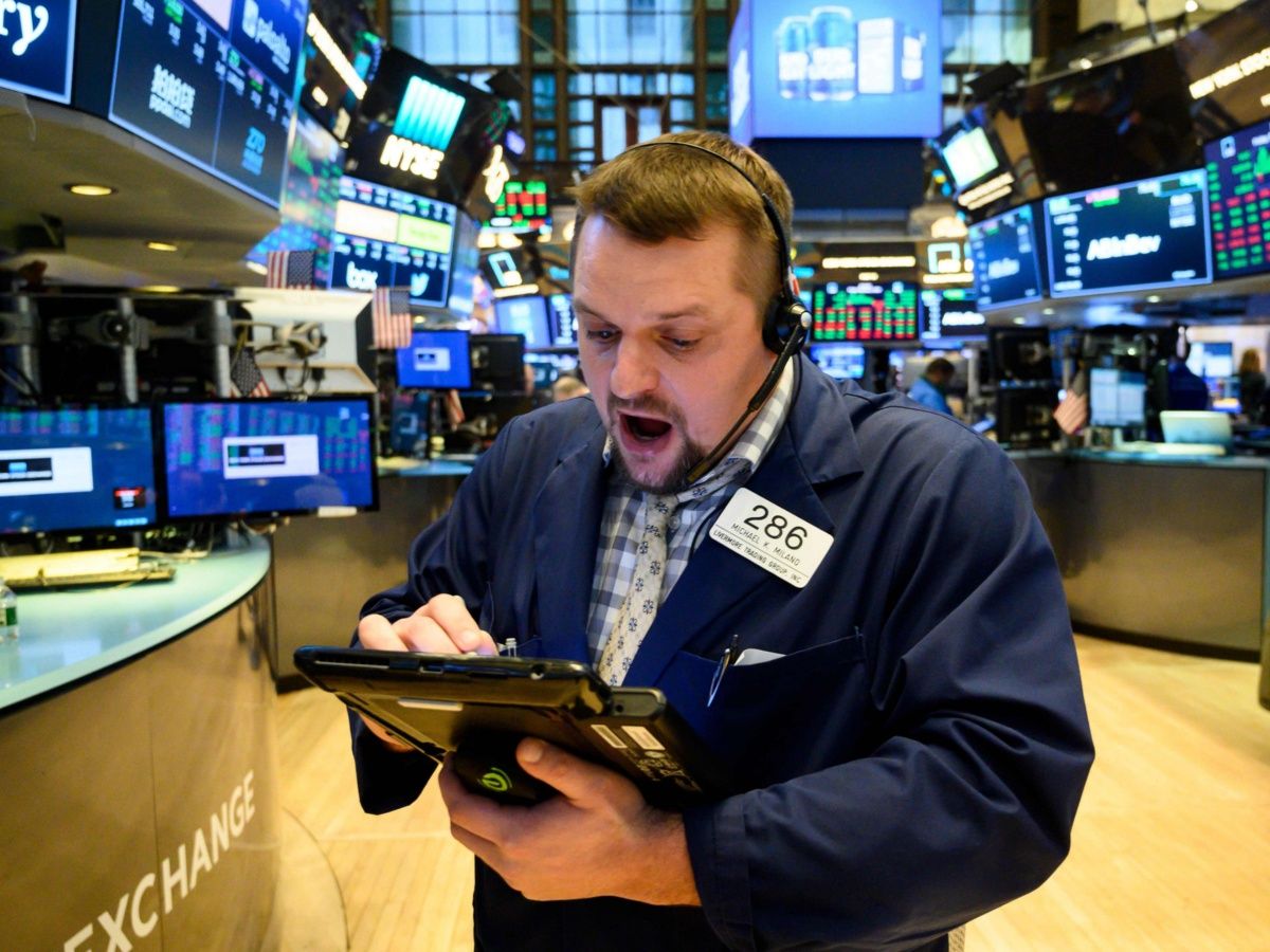 Wall Street tropieza ante incertidumbres comerciales