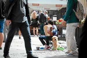 Raport GUS obala mity o efektach 500 plus. W Polsce przybywa skrajnej biedy