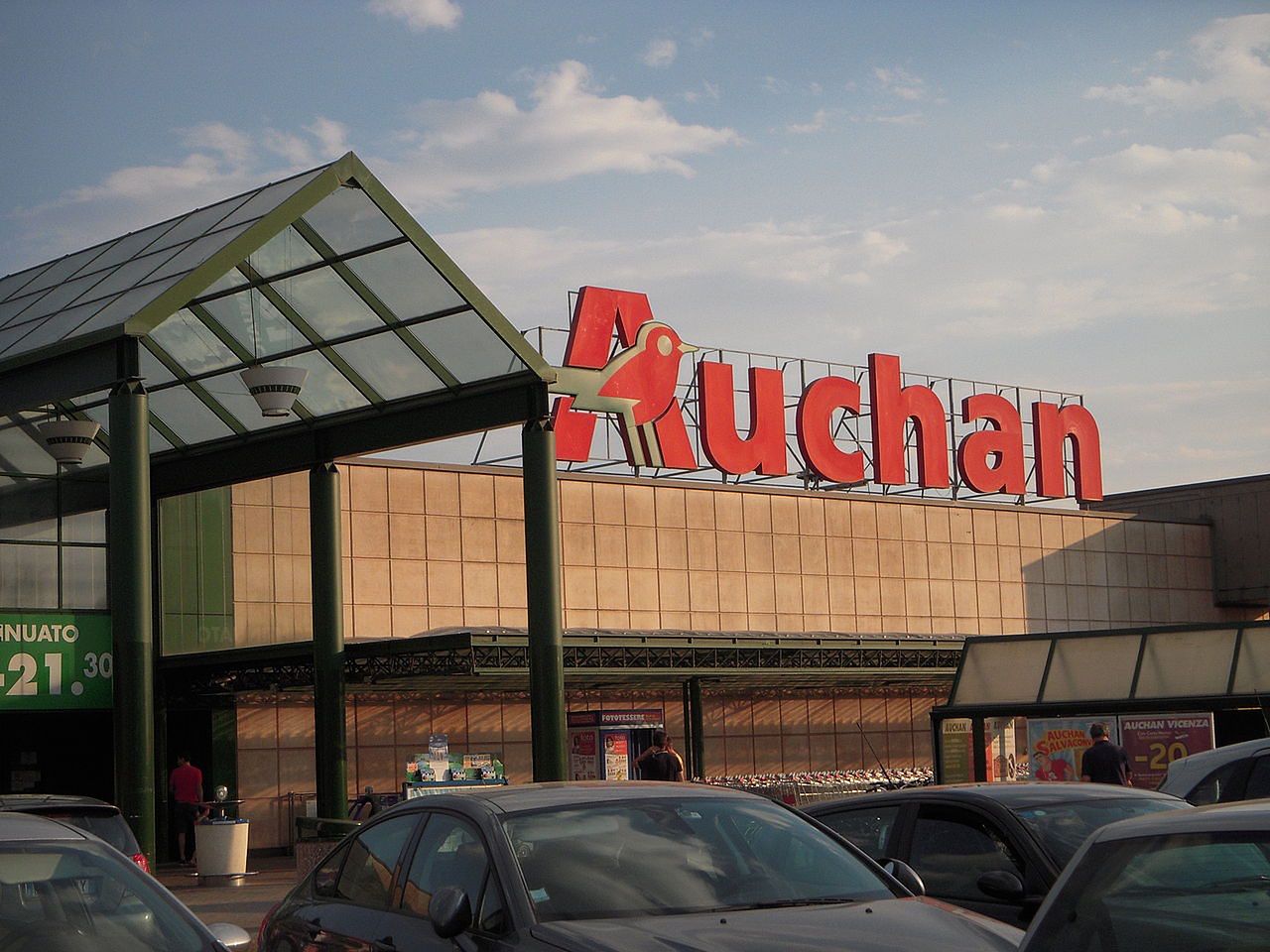 Auchan wprowadza do oferty markową odzież używaną. Ceny już od 7 zł