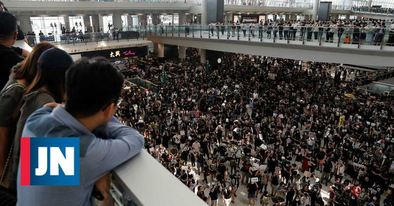 Invasão de manifestantes obriga aeroporto de Hong Kong a cancelar todos os voos