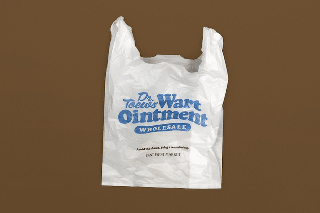 Магазин East West Market выпустил пластиковые пакеты, которые стыдно покупать