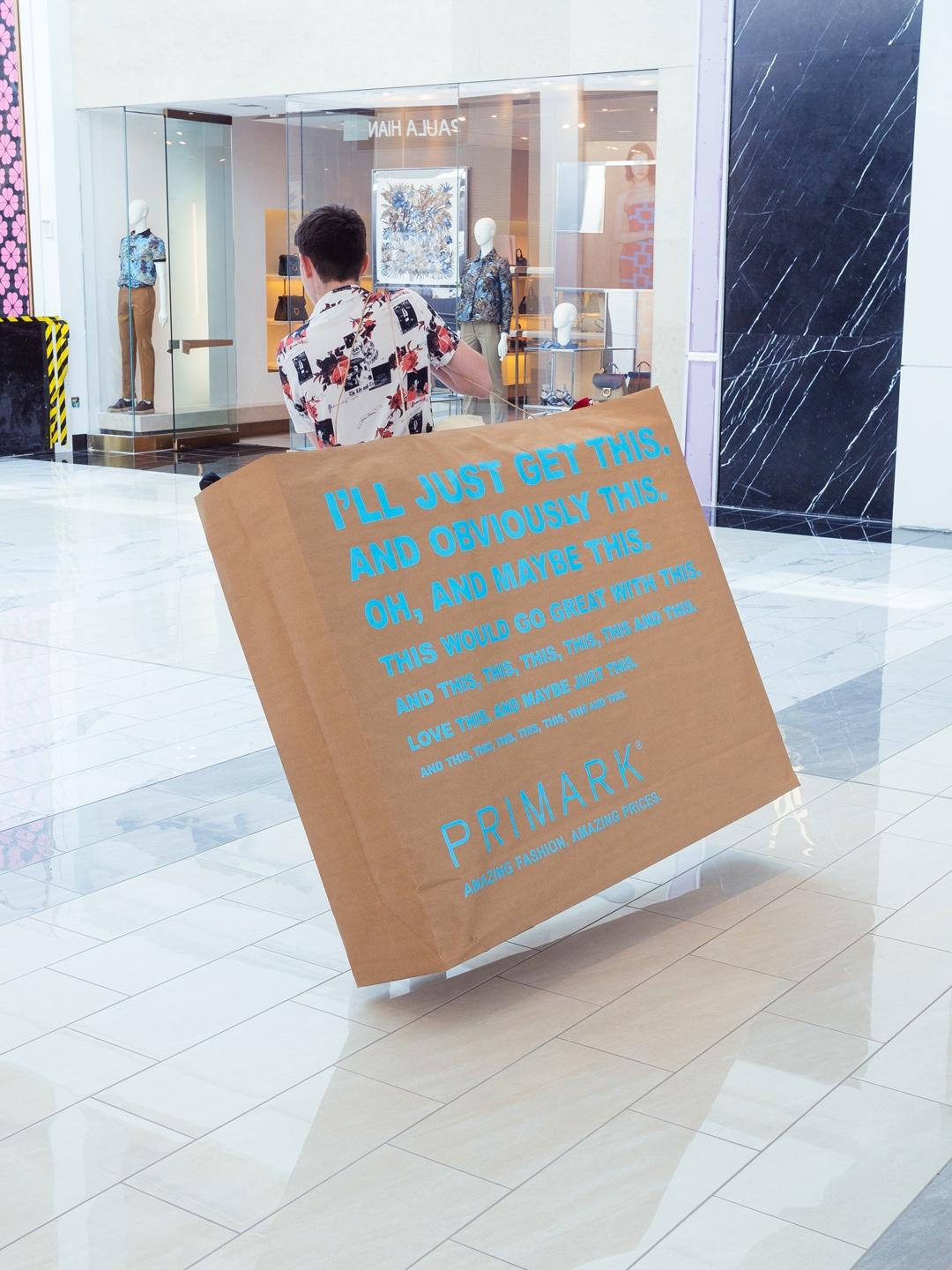 Сеть магазинов Primark превратила покупателей в ходячие билборды