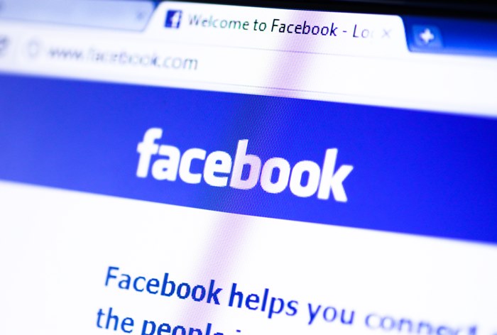 Чистая прибыль Facebook снизилась вдвое на фоне давления властей