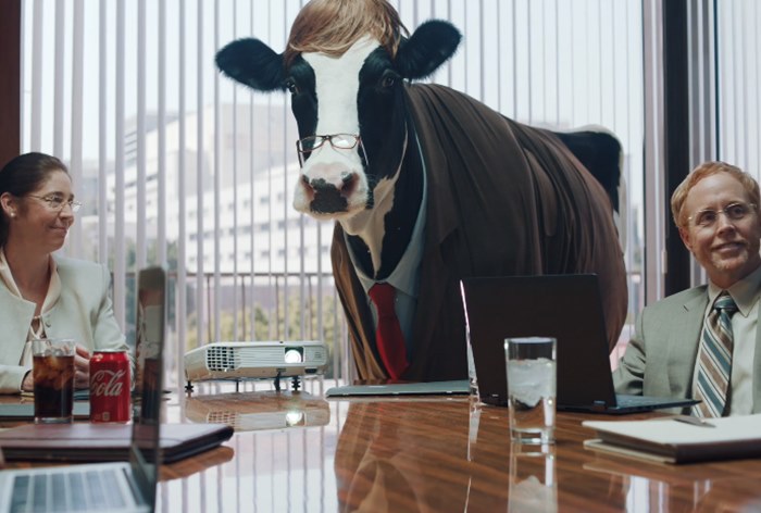Фастфуд использовал в своей рекламе корову-шпиона, чтобы обратить мир против говядины