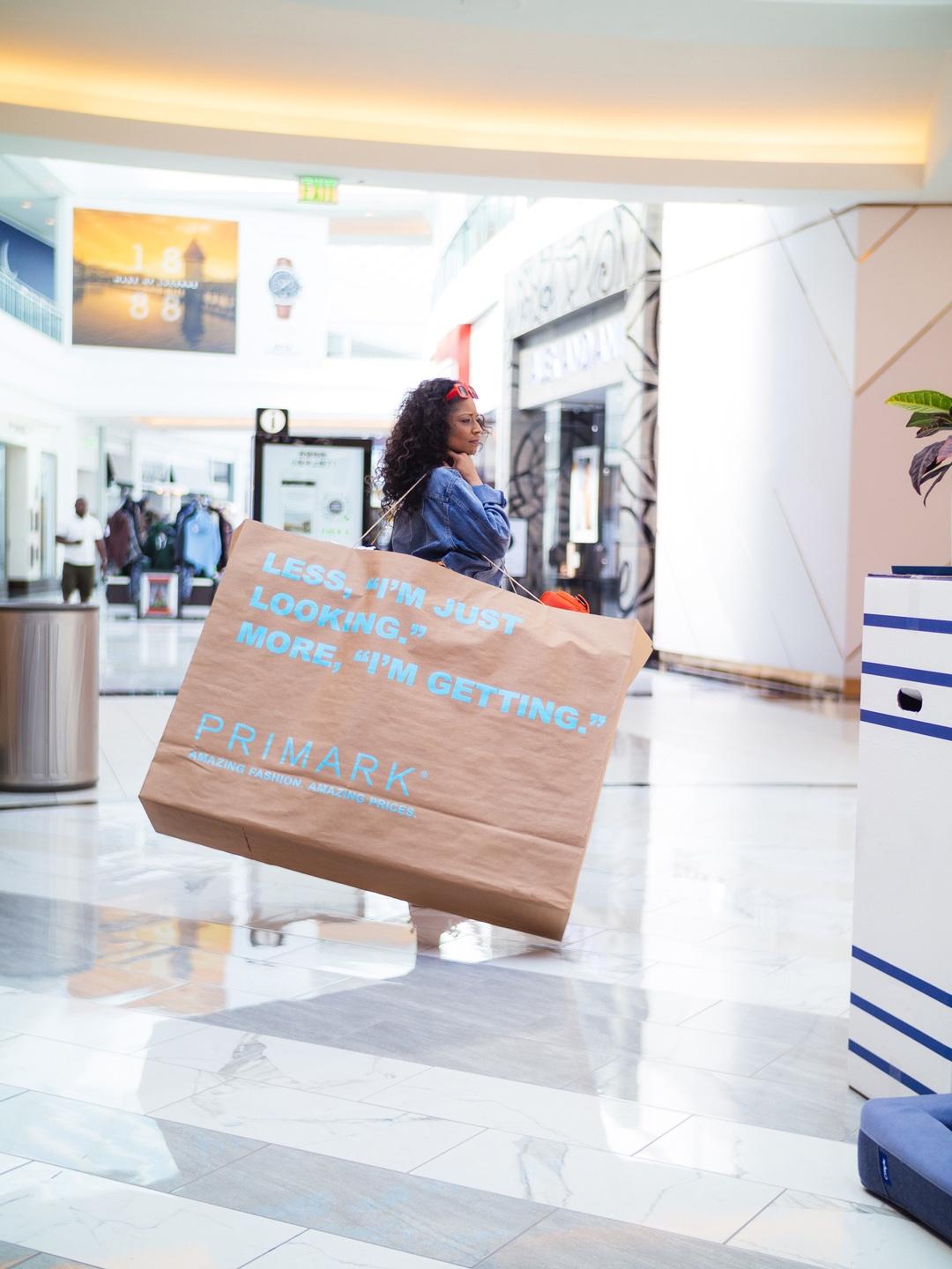 Сеть магазинов Primark превратила покупателей в ходячие билборды