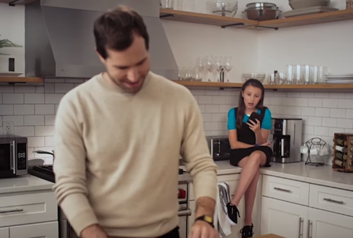 eBay представил голосового помощника Alexa как подростка и высмеял в своей рекламе Amazon Prime Day