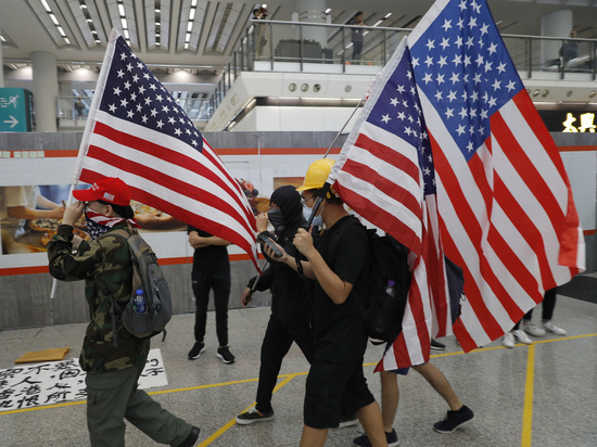 Американские флаги в руках гонконгских демонстрантов спровоцировали обвал мировых бирж