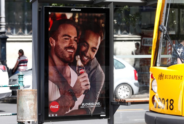 Бренду Coca-Cola грозит бойкот в Венгрии из-за рекламы с геями