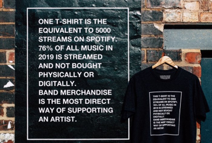 Британские музыканты выпустили футболки с критикой Spotify