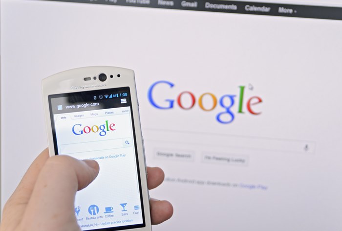 Google проигнорировал требования Роскомнадзора удалить видео с поджогом флага РФ
