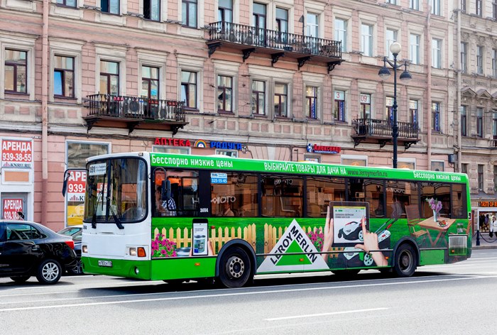 Рекламу с общественного транспорта в Петербурге могут убрать уже в 2020 году