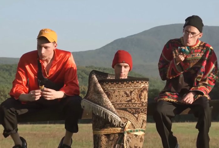 #Щавсеобъясню: Yota и «Краснодарский парень» завернули людей в ковер и позвали на бургеры