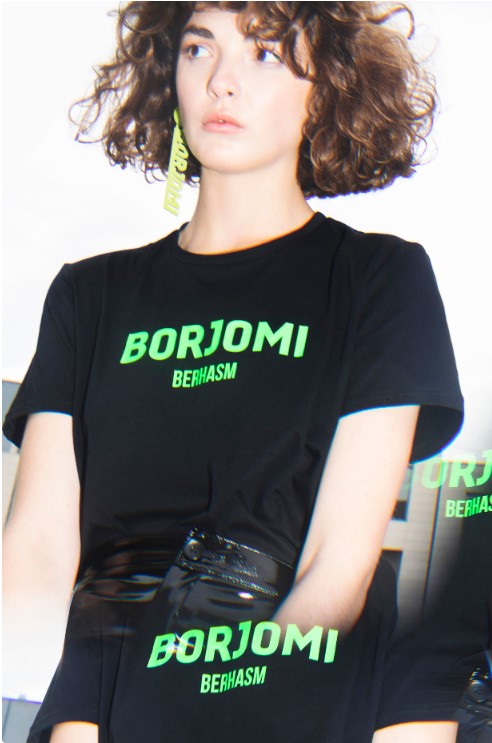 «Боржоми» выпустила коллекцию одежды в коллаборации с брендом Berhasm «Боржоми» выпустила коллекцию одежды в коллаборации с брендом Berhasm