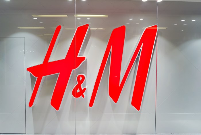 H&M разрабатывает многоразовую упаковку для одежды